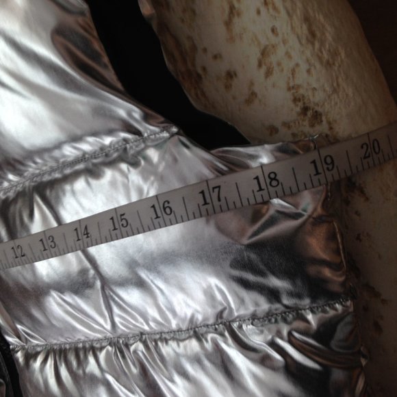 Gift for Lis*****Cute Silver Puffer Vest Full Zip Front, NWOT, Small - Picture 10 of 12